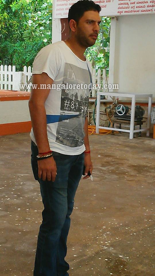 : Yuvaraj Singh visits Vanadurga Temple 3